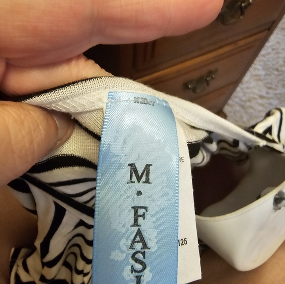 NEW. TOP WOMEN'S SIZE MEDIUM - Picture 6 of 8